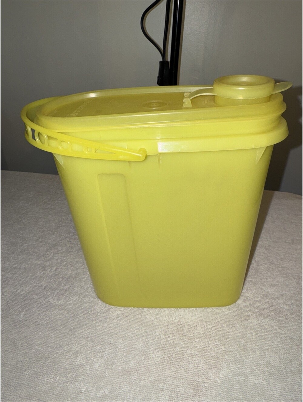 Tupperware vintage Beverage Buddy Yellow Color 1 Quart